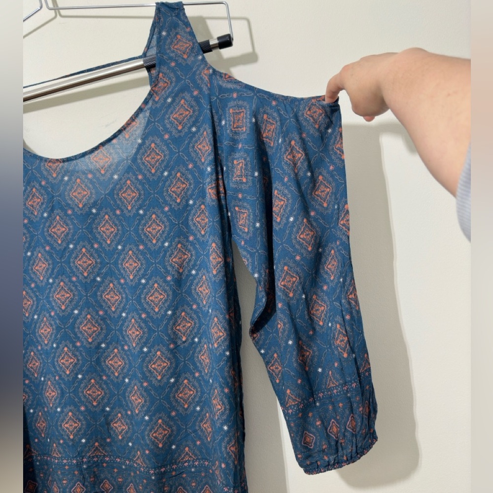 Torrid || Woman’s Geo Print Gauze Cold Shoulder Blouse Top Shirt Sz 4 - Picture 5 of 7